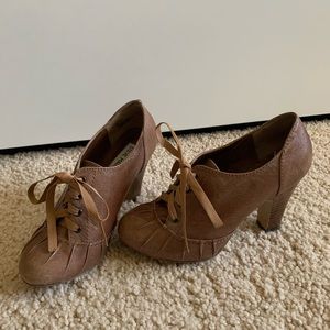 Steve Madden tie up brown booties